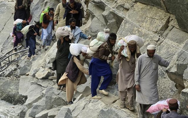 Pakistan dựng hàng rào chống nước lũ dâng cao, thêm 12 người tử vong do mưa lũ - Ảnh 1.