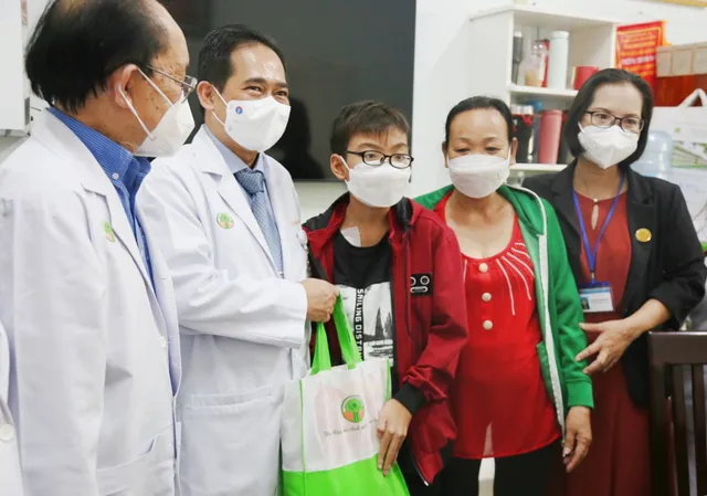 Ghép thận từ người cho chết não cứu bé trai 15 tuổi - Ảnh 2. Ghép thận từ người cho chết não cứu bé trai 15 tuổi - Ảnh 2.
