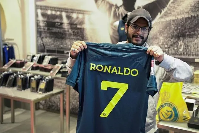 Áo đấu Al Nassr của Ronaldo cháy hàng - Ảnh 3.
