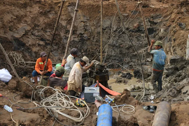 Cứu bé trai rơi xuống trụ bê tông sâu 35m - Ảnh 3. Cứu bé trai rơi xuống trụ bê tông sâu 35m - Ảnh 3.