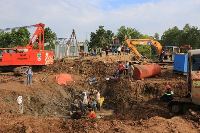 Cứu bé trai rơi xuống trụ bê tông sâu 35m - Ảnh 2. Cứu bé trai rơi xuống trụ bê tông sâu 35m - Ảnh 2.