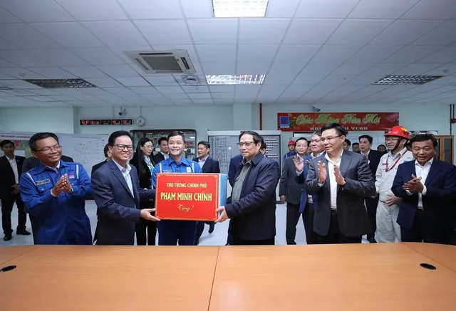 Thủ tướng Phạm Minh Chính thăm các cơ sở kinh tế quan trọng ở tỉnh Quảng Ngãi - Ảnh 3. Thủ tướng Phạm Minh Chính thăm các cơ sở kinh tế quan trọng ở tỉnh Quảng Ngãi - Ảnh 3.