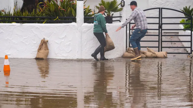 Bang California tiếp tục hứng chịu mưa xối xả, gió lớn và lũ lụt - Ảnh 2.