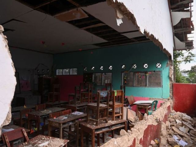 Indonesia rung chuyển bởi động đất mạnh 7,6 độ, cảnh báo sóng thần được dỡ bỏ - Ảnh 1.