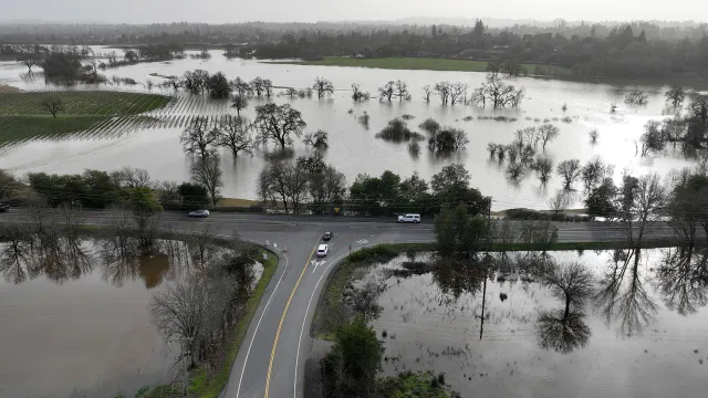 Bão ở California: Số người tử vong tăng lên 16, hàng nghìn người được yêu cầu sơ tán - Ảnh 1.