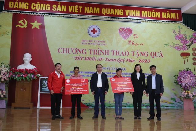 Quỹ tấm lòng Việt trao tặng 130 suất quà đến huyện Chiêm Hóa trong những ngày giáp Tết. - Ảnh 1.