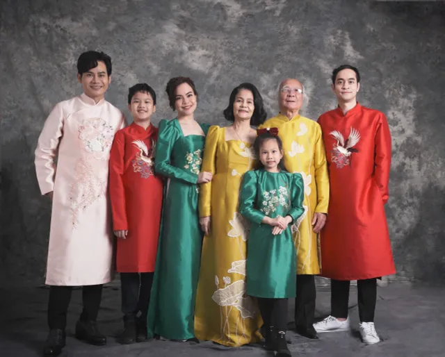MC Hồng Phúc tung ảnh diện áo dài, cùng gia đình đón xuân 2023 - Ảnh 2.