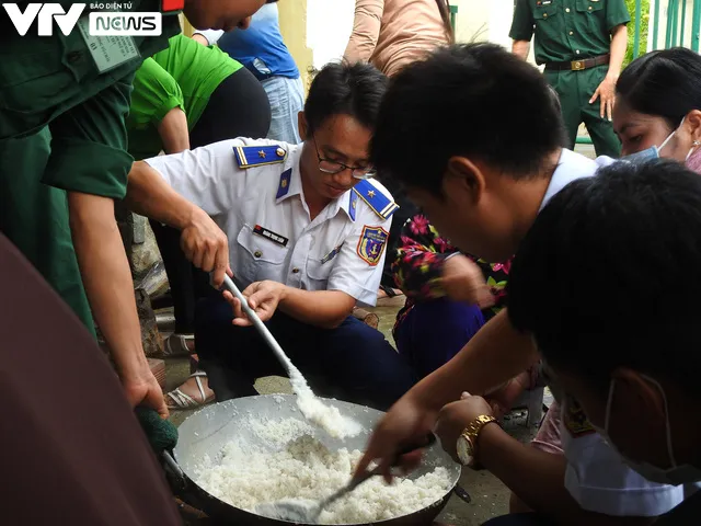 Hàng trăm phần quà, túi thuốc, cờ Tổ quốc tới tay người dân đảo xa trước thềm Tết Nguyên đán - Ảnh 4.