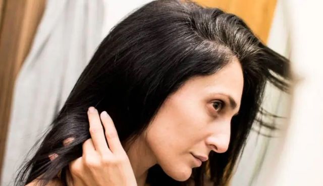 Mẹo chống lão hóa tóc cho phụ nữ ngoài 40 - Ảnh 1.