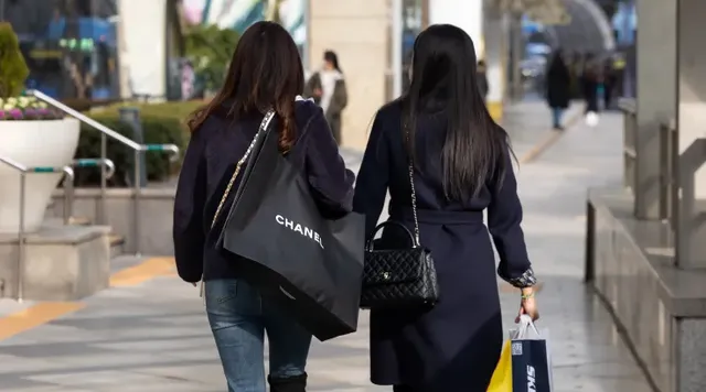 Người Hàn Quốc chi nhiều tiền nhất thế giới cho hàng xa xỉ - Ảnh 1. Người Hàn Quốc chi nhiều tiền nhất thế giới cho hàng xa xỉ - Ảnh 1.
