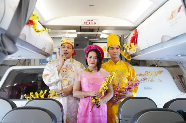 Bất ngờ gặp ông Công, ông Táo và nàng Xuân trên chuyến bay Vietjet - Ảnh 1.