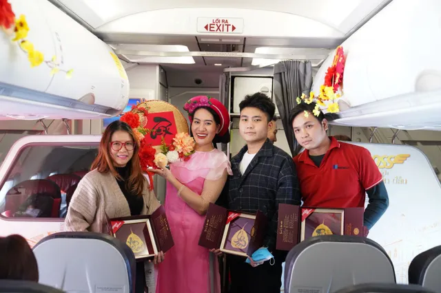 Bất ngờ gặp ông Công, ông Táo và nàng Xuân trên chuyến bay Vietjet - Ảnh 12.