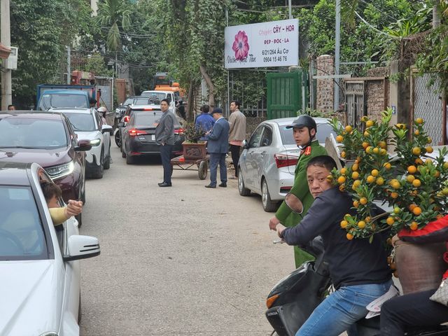 Khách đổ xô vào vườn đào Nhật Tân ngày cuối tuần, giao thông ùn tắc - Ảnh 4.