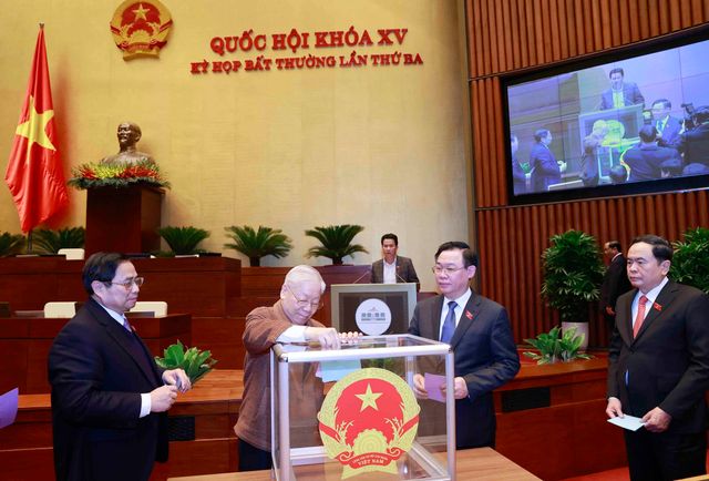 Quốc hội miễn nhiệm chức vụ Chủ tịch nước đối với ông Nguyễn Xuân Phúc - Ảnh 2.