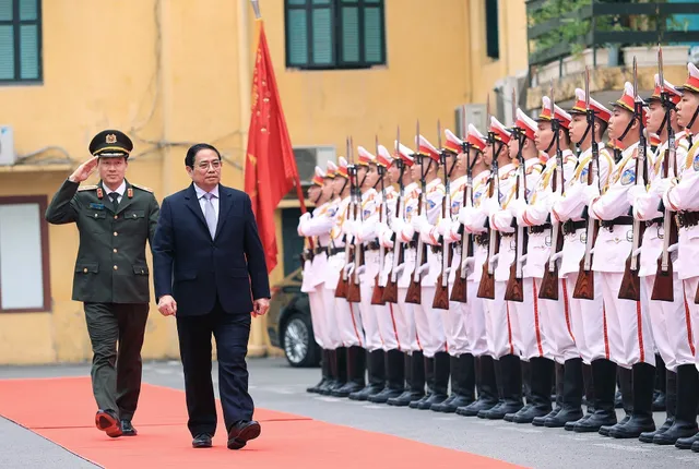 Thủ tướng Phạm Minh Chính kiểm tra, chúc Tết các lực lượng Công an, Quốc phòng trực Tết - Ảnh 4.