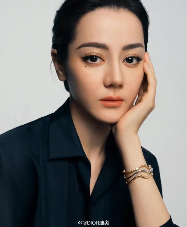 Địch Lệ Nhiệt Ba thay thế Angelababy làm con cưng của Dior - Ảnh 1.