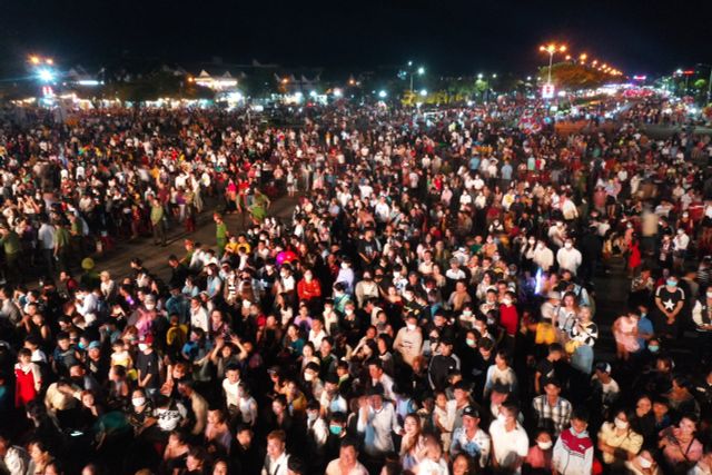 Kiên Giang: Người dân chờ đón pháo hoa đêm giao thừa - Ảnh 3.