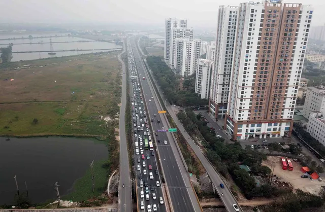 Hà Nội: Giao thông ùn ứ kéo dài trong ngày nghỉ cuối cùng Tết Nguyên đán 2023 - Ảnh 10. Hà Nội: Giao thông ùn ứ kéo dài trong ngày nghỉ cuối cùng Tết Nguyên đán 2023 - Ảnh 10.