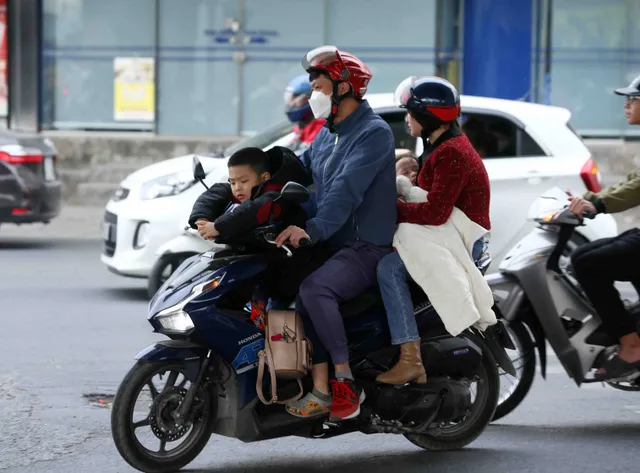Hà Nội: Giao thông ùn ứ kéo dài trong ngày nghỉ cuối cùng Tết Nguyên đán 2023 - Ảnh 9. Hà Nội: Giao thông ùn ứ kéo dài trong ngày nghỉ cuối cùng Tết Nguyên đán 2023 - Ảnh 9.