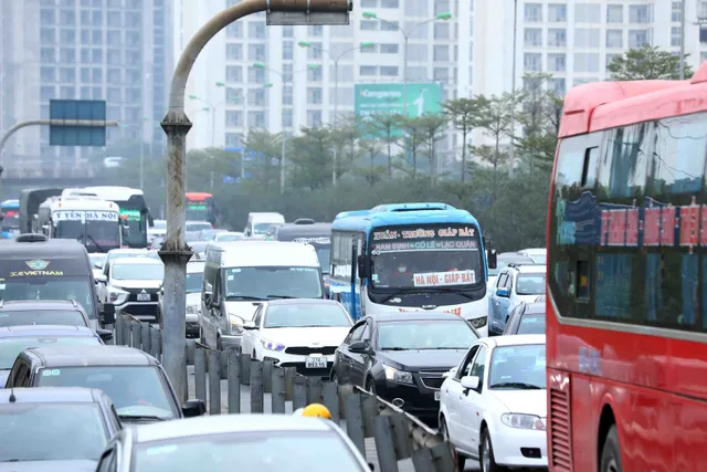 Hà Nội: Giao thông ùn ứ kéo dài trong ngày nghỉ cuối cùng Tết Nguyên đán 2023 - Ảnh 8. Hà Nội: Giao thông ùn ứ kéo dài trong ngày nghỉ cuối cùng Tết Nguyên đán 2023 - Ảnh 8.