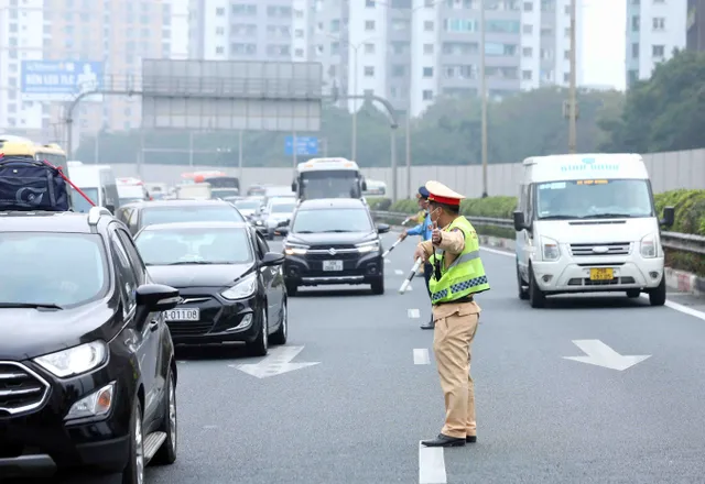 Hà Nội: Giao thông ùn ứ kéo dài trong ngày nghỉ cuối cùng Tết Nguyên đán 2023 - Ảnh 5. Hà Nội: Giao thông ùn ứ kéo dài trong ngày nghỉ cuối cùng Tết Nguyên đán 2023 - Ảnh 5.