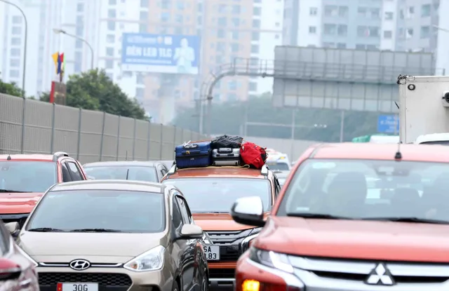 Hà Nội: Giao thông ùn ứ kéo dài trong ngày nghỉ cuối cùng Tết Nguyên đán 2023 - Ảnh 4. Hà Nội: Giao thông ùn ứ kéo dài trong ngày nghỉ cuối cùng Tết Nguyên đán 2023 - Ảnh 4.