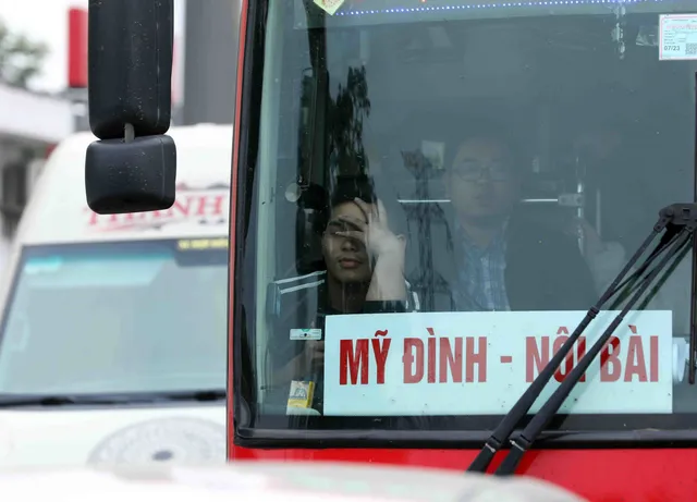 Hà Nội: Giao thông ùn ứ kéo dài trong ngày nghỉ cuối cùng Tết Nguyên đán 2023 - Ảnh 2. Hà Nội: Giao thông ùn ứ kéo dài trong ngày nghỉ cuối cùng Tết Nguyên đán 2023 - Ảnh 2.