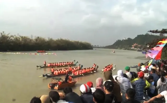 Nô nức lễ hội đua thuyền trên sông Đà Rằng, Phú Yên - Ảnh 2.