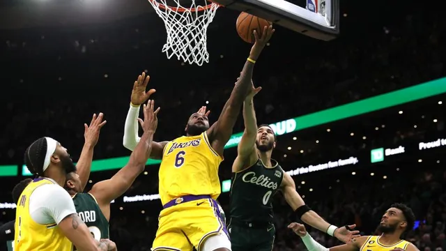 Los Angeles Lakers thất bại cay đắng trước Boston Celtics - Ảnh 1.