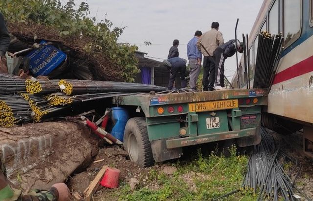 Triệu tập lái xe đầu kéo va chạm móp đầu tàu hỏa tại Hà Nội - Ảnh 2.