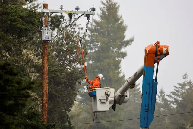 Sóng lớn đổ bộ, mất điện diện rộng ở cộng đồng ven biển California giữa cơn bão - Ảnh 5.