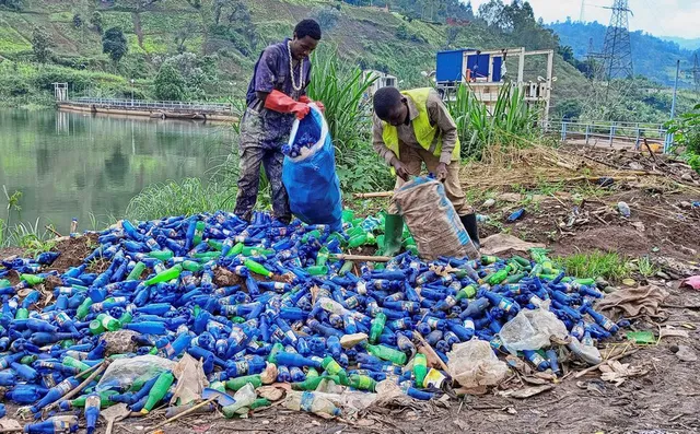 Nghệ sĩ Congo vẽ chân dung chính trị gia bằng nhựa - Ảnh 1.