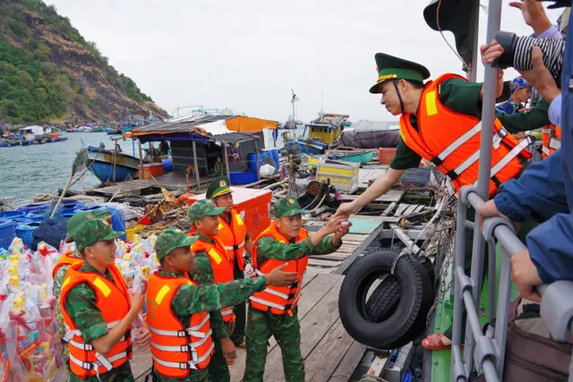 Cà Mau: Thăm chúc Tết bộ đội biên phòng và cư dân đảo Hòn Chuối - Ảnh 5.