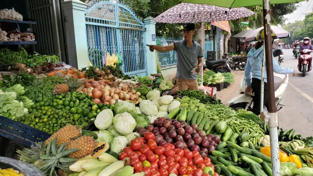 Giá thực phẩm ở TP Hồ Chí Minh neo cao sau Tết - Ảnh 1.