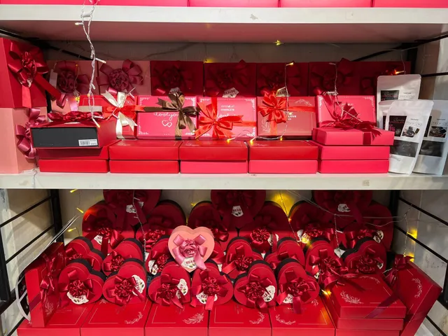 Thị trường quà tặng đa dạng hút khách trong đợt Valentine - Ảnh 4.