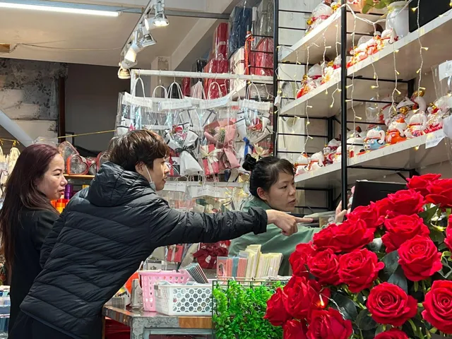 Thị trường quà tặng đa dạng hút khách trong đợt Valentine - Ảnh 5.