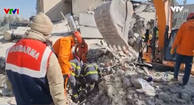 Động đất tại Thổ Nhĩ Kỳ: Đội cứu hộ Việt Nam và Pakistan sử dụng camera tìm thấy nhiều thi thể - Ảnh 1.