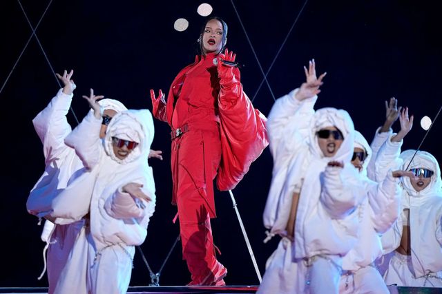 Rihanna tiết lộ mang thai em bé thứ hai, vẫn trình diễn cực sung tại Super Bowl Halftime Show - Ảnh 6.