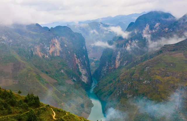 Hà Giang muốn xây cao tốc, làm sân bay, tiến tới làm giàu trên đá - Ảnh 3. Hà Giang muốn xây cao tốc, làm sân bay, tiến tới làm giàu trên đá - Ảnh 3.