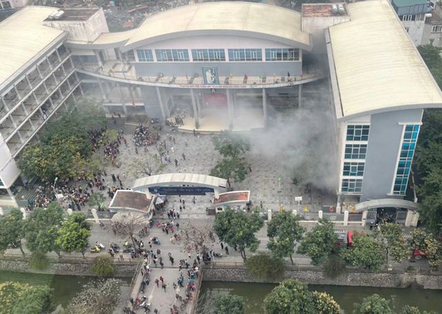 Nhanh chóng dập tắt đám cháy tại Trường Tiểu học Yên Hòa, Hà Nội - Ảnh 1.