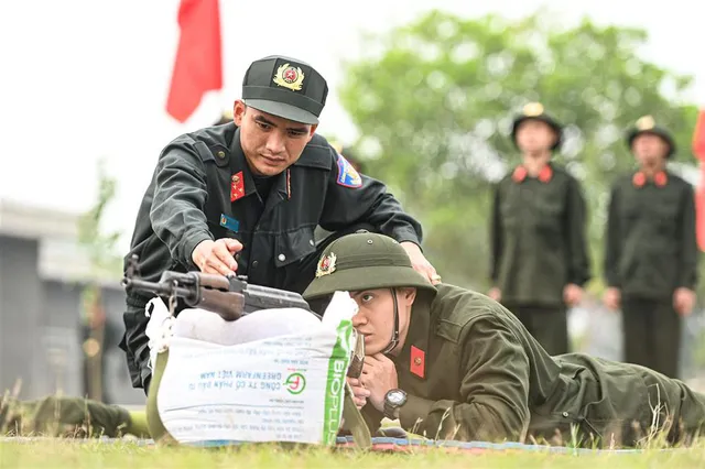 Tân binh Cảnh sát Cơ động vào mùa huấn luyện - Ảnh 4.