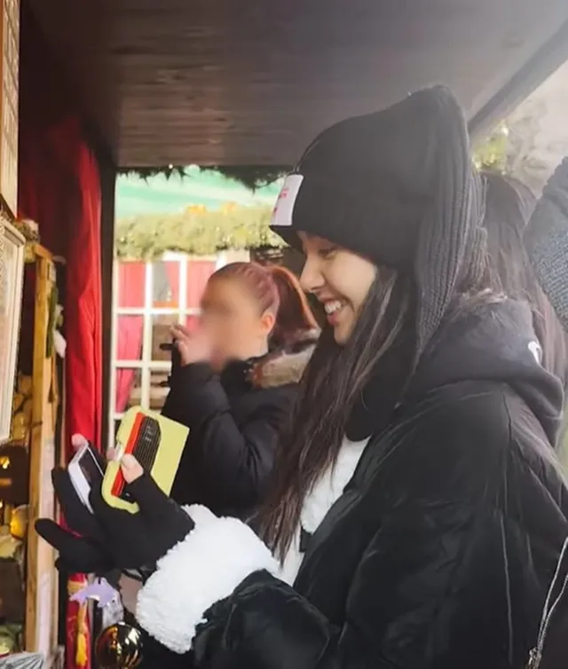 Lisa (BLACKPINK) bị soi dùng thẻ tín dụng hạng sang The Black Edition 3 - Ảnh 1. Lisa (BLACKPINK) bị soi dùng thẻ tín dụng hạng sang The Black Edition 3 - Ảnh 1.