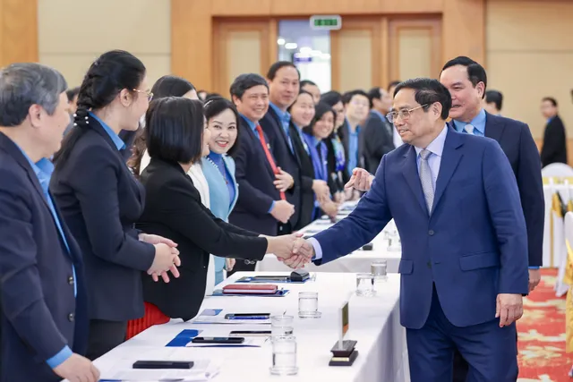 Thủ tướng giao 3 Phó Thủ tướng trực tiếp chỉ đạo giải quyết các vấn đề nóng của công nhân, người lao động - Ảnh 1. Thủ tướng giao 3 Phó Thủ tướng trực tiếp chỉ đạo giải quyết các vấn đề nóng của công nhân, người lao động - Ảnh 1.