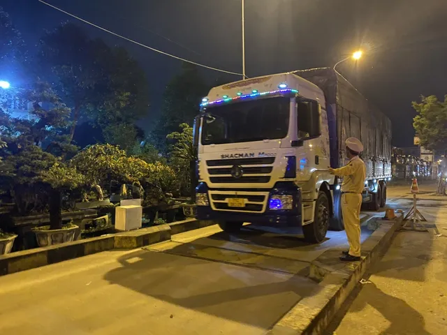 Bị kiểm tra tải trọng, tài xế chống đối lực lượng chức năng - Ảnh 1. Bị kiểm tra tải trọng, tài xế chống đối lực lượng chức năng - Ảnh 1.