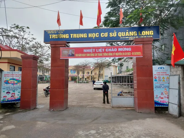 Nữ sinh bắt bạn chui qua 2 chân xin nghỉ học do tinh thần không ổn định - Ảnh 1.