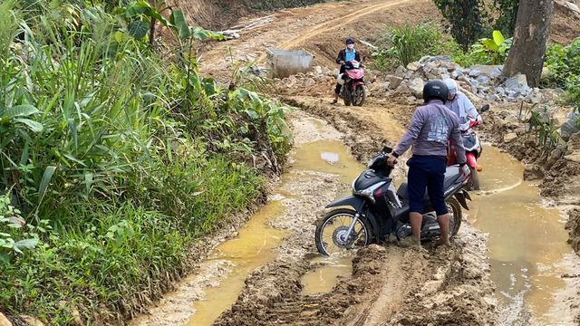 Thầy cô vượt hiểm nguy gieo chữ ở điểm trường “thiếu đủ thứ” - Ảnh 2.