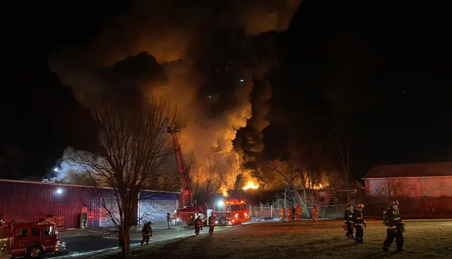 Tàu hỏa trật bánh gây cháy lớn ở Ohio - Ảnh 2.