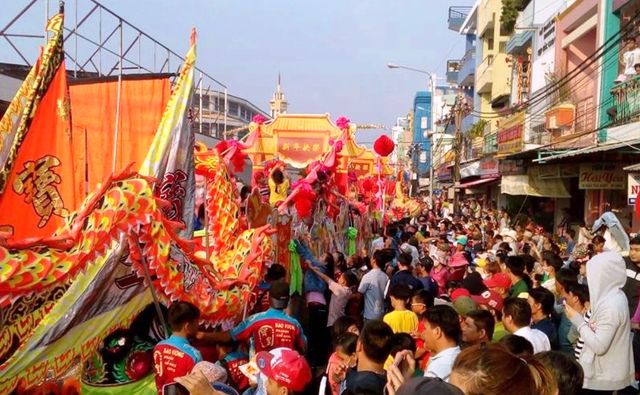 Lễ hội Chùa Bà ở Bình Dương: Thứ gì cũng miễn phí - Ảnh 1.