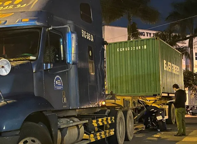 Va chạm với xe container lúc rạng sáng, một thanh niên tử vong - Ảnh 1.