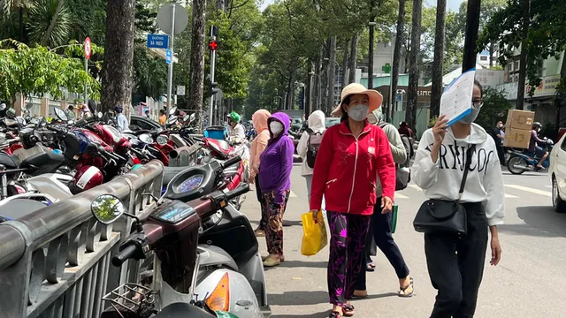 TP Hồ Chí Minh tính thu phí sử dụng vỉa hè, lòng đường - Ảnh 1.